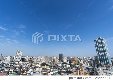 從街道西新宿4丁目向中野區山手街的東京都市景觀新宿摩天大樓公路 23453485