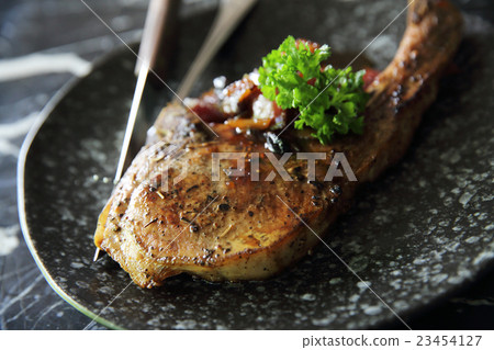 Grilled pork chop with vegetable 23454127