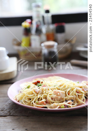 Spaghetti with dried chilli and bacon 23454540