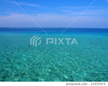 淡藍色的天空和大海 淡藍色的天空和大海 23455074