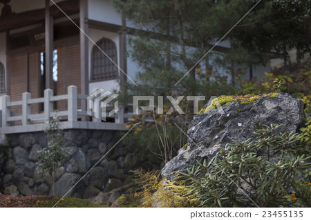 苔蘚岩石和寺廟 23455135