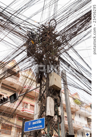 在金邊柬埔寨的電線桿擁擠電線 23456295