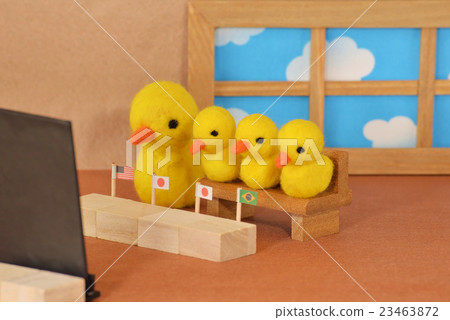 Piyo-chan's parent and child watching sports 23463872