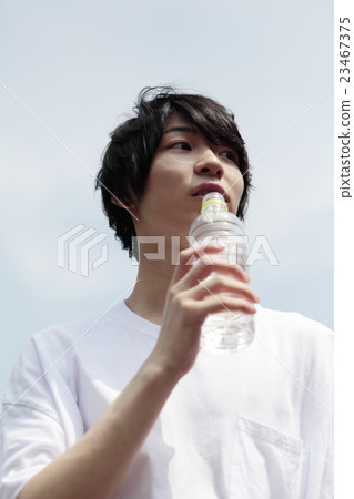 一個年輕人失去放鬆飲用水的線 一個年輕人失去放鬆飲用水的線 23467375