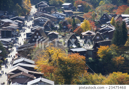 Shirakawa-go in autumn [townscape of gassho-zukuri village dyed in autumn colors] 23475468