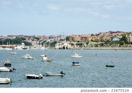 Apartment and yacht harbor built on the Spanish Bilbao hill Apartment and yacht harbor built on the Spanish Bilbao hill 23475524