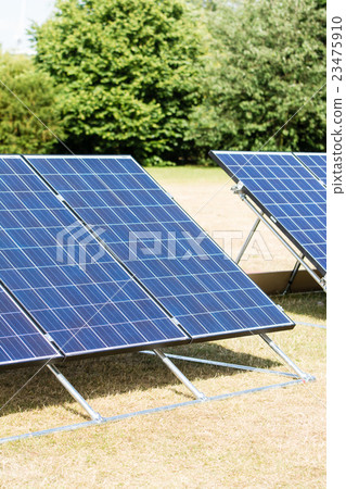 太陽能電池板放在草坪上 23475910