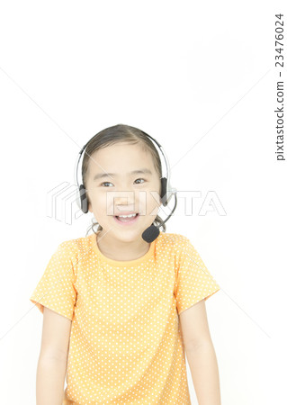 女孩與耳機交談 23476024