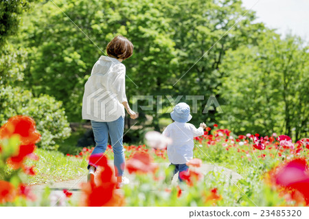 Mother and child running behind the fresh green park behind the scenes Mother and child running behind the fresh green park behind the scenes 23485320