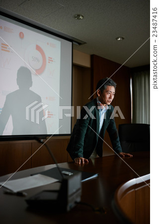 A man who makes a presentation 23487416