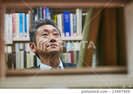 使用圖書館的男士 使用圖書館的男士 23487989