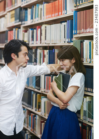牆上掛著書架 23487993