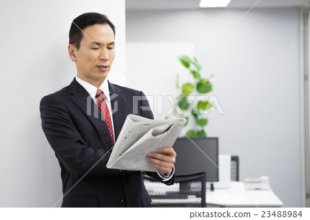 中間男性商人 23488984