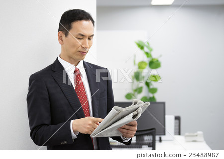 中間男性商人 23488987