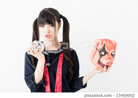 A woman with a sailor suit and a twin tail 23489002