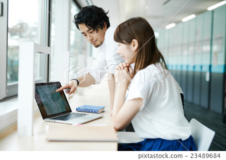 在校園空間學習的學生 在校園空間學習的學生 23489684