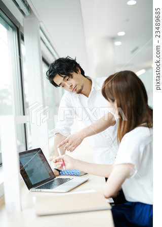 在校園空間學習的學生 23489685