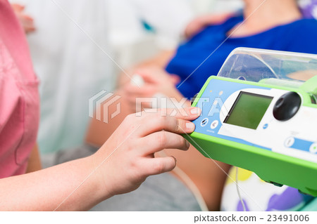 Nurse dosing drugs for pregnant woman 23491006