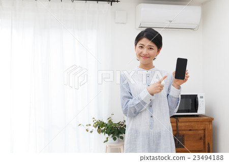 指向智能手機的婦女 指向智能手機的婦女 23494188