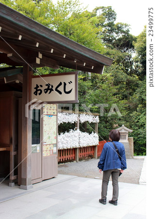 People trying to attract Omikuji 23499775