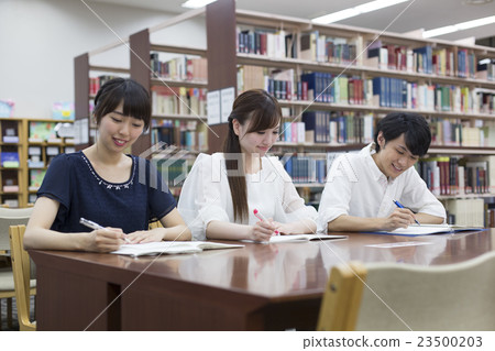 在圖書館學習 23500203