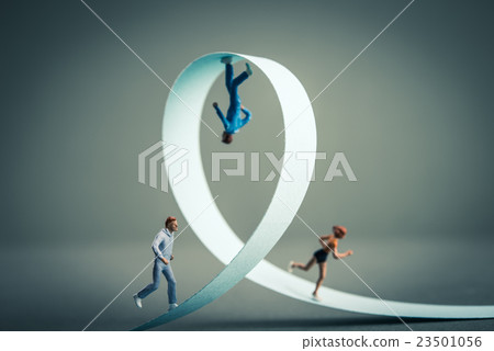 一個單一轉彎的微型人 23501056