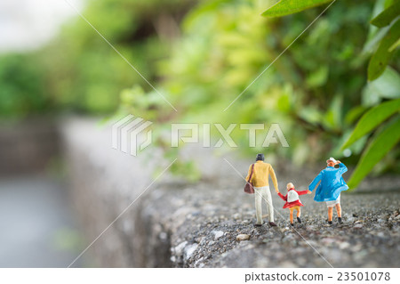 Walking family 23501078