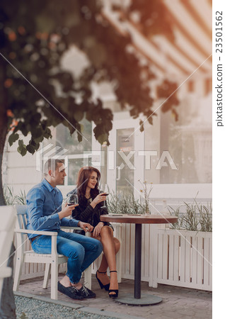 Lovers in cities 23501562