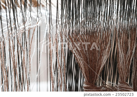 Threading of the weaving operation Threading of the weaving operation 23502723