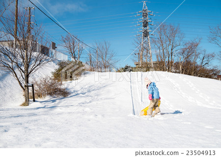 Children playing with sleds 23504913