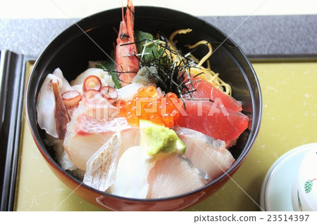 Bowl of rice topped with sashimi  23514397