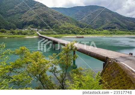 Takase Settlement Bridge (Shimanto River, Kochi Prefecture) Takase Settlement Bridge (Shimanto River, Kochi Prefecture) 23517748