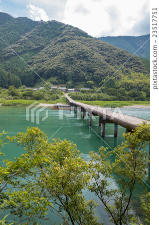 從橋上俯瞰高瀨潛水橋(高知縣四萬十川)的景色 從橋上俯瞰高瀨潛水橋(高知縣四萬十川)的景色 23517751