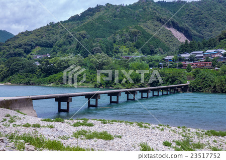 岩間潛水橋(高知縣四萬十川)及其周邊自然風光 岩間潛水橋(高知縣四萬十川)及其周邊自然風光 23517752
