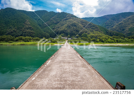 高瀨潛水橋(位於高知縣四萬十川)及其周邊自然風光 高瀨潛水橋(位於高知縣四萬十川)及其周邊自然風光 23517756