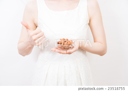 杏仁女人 杏仁女人 23518755