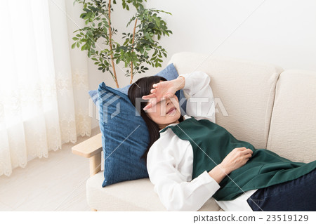 說謊在沙發的主婦 23519129