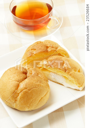 Cream puff 23526684