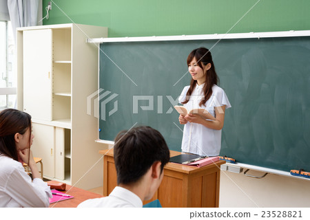 有趣的課堂場景女教師和班級的學生 有趣的課堂場景女教師和班級的學生 23528821