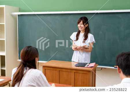 Fun classroom scenes Female teachers and students who teach classes Fun classroom scenes Female teachers and students who teach classes 23528822
