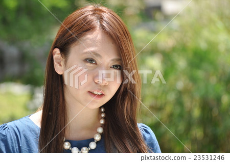 一個女孩在夏天公園 23531246