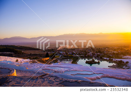 土耳其Pamukkale的石灰ohka露台 23532348