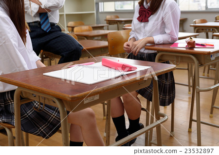 A student who speaks happily in the classroom School life image 4 23532897