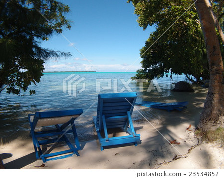 The blue deck chair of Palau / Karp Island and the shallow sea and island where the blue gradation is beautiful The blue deck chair of Palau / Karp Island and the shallow sea and island where the blue gradation is beautiful 23534852