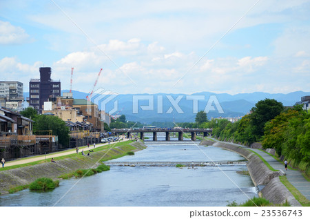 夏天的京都，從四條大橋眺望鴨川 23536743