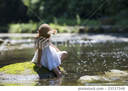 女孩在河上玩 23537348