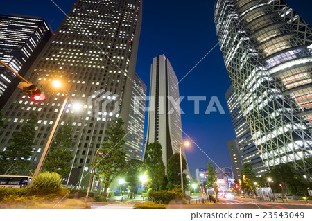 新宿高層建築城市夜景仰望耀眼的建築窗口燈 23543049