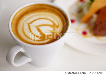 蛋糕和卡布奇諾的晚藝術 23543205