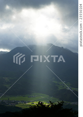 The sun shines from a cloud break 23550104