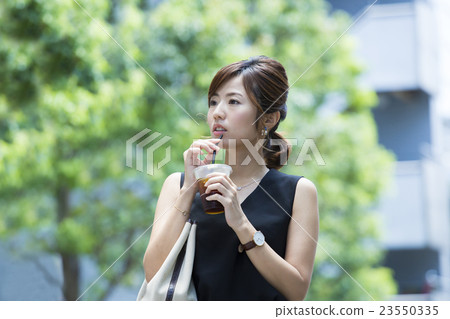 young woman      23550335